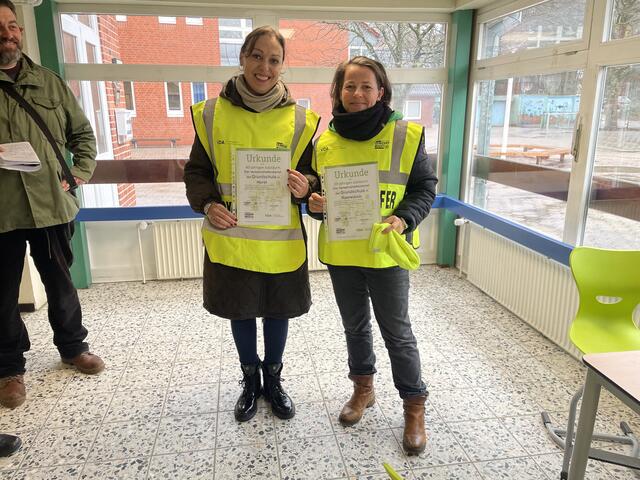 Lillie Klughardt Eltern-Verkehrssicherheit Horst, Susann Hülskamp Eltern-Verkehrssicherheit Ramelsloh (a.D.) mit der überreichten Urkunde | Foto: sra