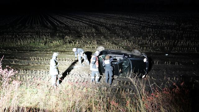 Einsatzkräfte der Feuerwehr Himmelpforten sowie von der Polizei Stade an der Unfallstelle | Foto: Rolf Hillyer-Funke/Feuerwehren SG Oldendorf-Himmelpforten