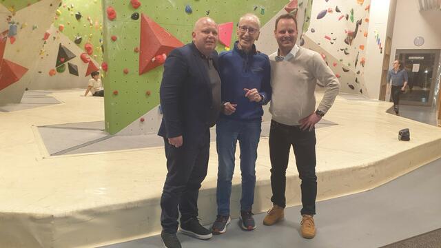 Bedanken sich beim Blau-Weiss-Vereinschef Arno Reglitzky (Mitte) für eine Top-Veranstaltung: Martin Roesnick (WOCHENBLATT-Verlag, li.) und Jörn Stolle (Sparkasse, re.) | Foto: roe