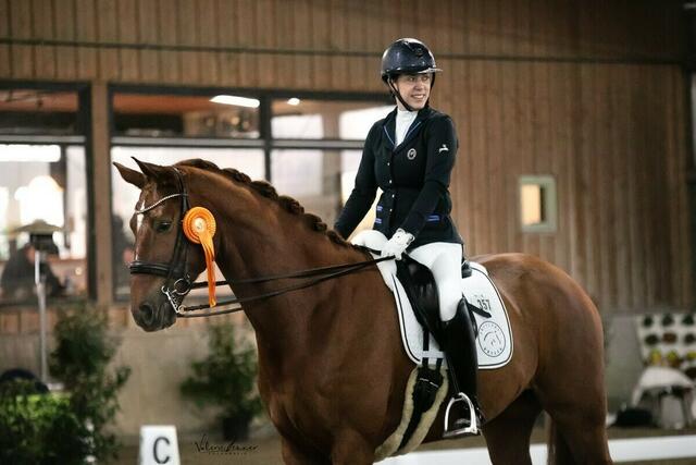 Dressurreiterin Amelie Weiland (RFS Sieversen) mit ihrem Pferd "Flipper le Dauphin" bei der Siegerehrung  | Foto: Valerie Jenner
