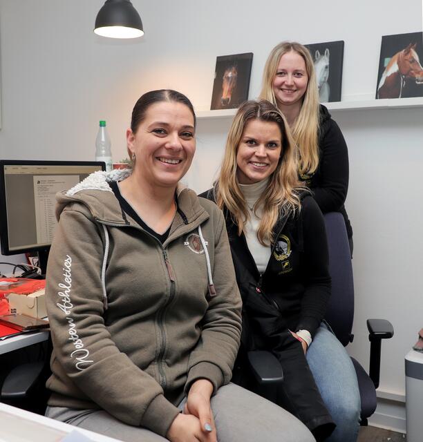 Auch die Damen von der Meldestelle hatten alle Hände voll zu tun: (v.li.) Angela Steinert, Jana Ludwig und Sarah Warzecha   | Foto: cc