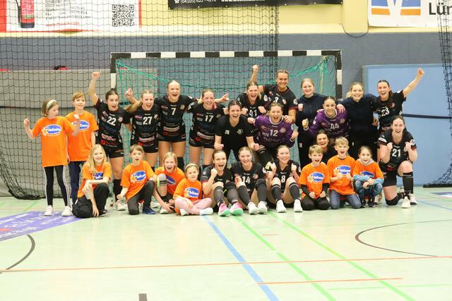 Das jubelnde Luchse-Team mit den Nachwuchs-Handballern des Vereins | Foto: cc