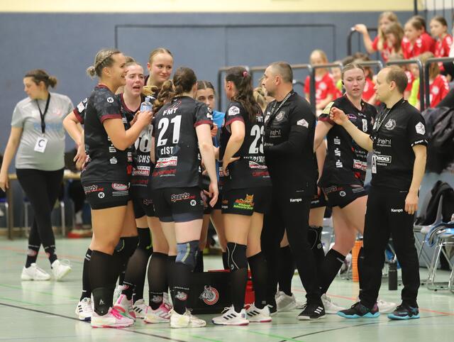 Teambesprechung mit Trainer Dubravko Prelcec (Mitte) und Manager Sven Dubau (re.) | Foto: cc