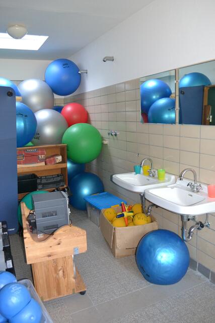 In der alten Turnhalle diente eine der Duschen dem TV Welle als Materiallager