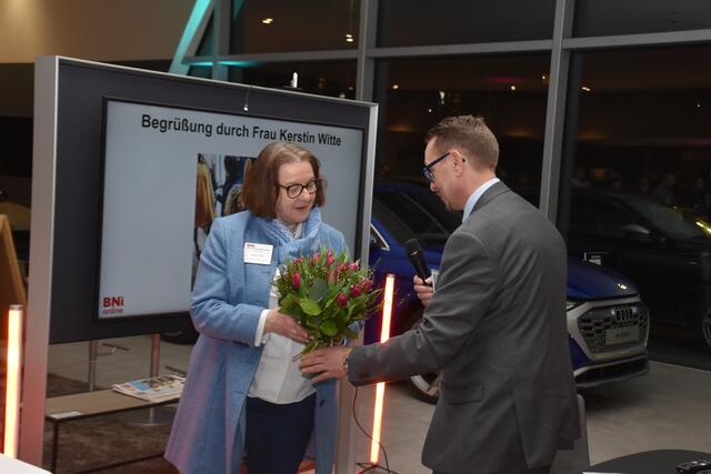 Kerstin Witte, Geschäftsführerin des Autohauses Kuhn + Witte, erhielt nach ihrem Vortrag einen Blumenstrauß von Rechtsanwalt Martin Pallaske | Foto: Axel-Holger Haase