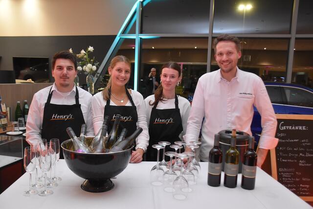 Das Team vom Henry's aus Buchholz sorgte für das perfekte Catering. Inhaber Jan Philip Stöver (re.) freute sich über die positive Resonanz | Foto: Axel-Holger Haase