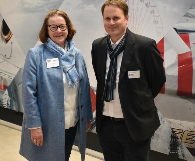 Kerstin Witte, Geschäftsführerin des Autohauses Kuhn + Witte, mit Christoph Kunst (Geschäftsführer WOCHENBLATT Verlag Schrader) | Foto: Axel-Holger Haase
