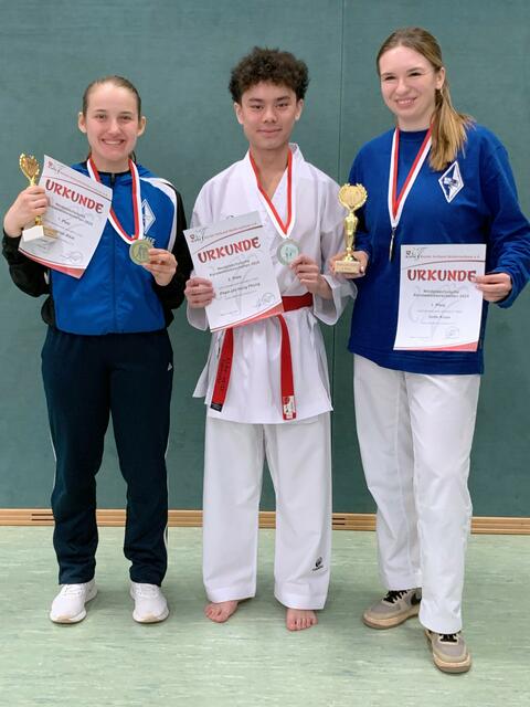 Das Buchholzer Medaillen-Trio (v.l.): Katharina Bibik, Pham phi Hung Phung und Sofie Kirpa  | Foto: Weber