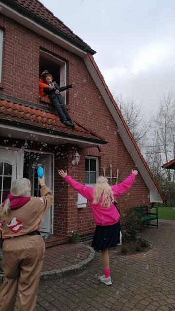 Die "Mudder" (re.) und der Kerl (oben) | Foto: Corinna Martens