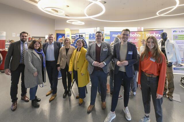 v.l. Sven Heineken (Schulleiter Gymnasium Süd), Prof. Dr. med. Barbara Zimmermann (Hochschule 21), Matthias Steffen (Handwerkskammer), Hanka Schwedt (Schulleiterin Realschule Süd), Jutta Mangelmann (Schulleiterin Hauptschule Süd), Mirco Dawideit (JU), Niels Kohlhaase (JU), Vivienne Hoffmann (JU) | Foto: Buxtehuder Ausbildungsmesse