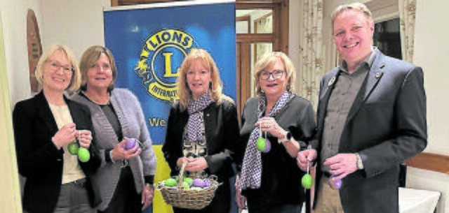 Das Team „Nordheide Osterei“ mit Distrikt-Governor Jörg Bertram (v. li.): Sabine Goldboom, Karen Scheider, Angela Mathea (Präsidentin) und Gabriela Behrens-Bröker | Foto: Lions Club Buchholzer Löwen