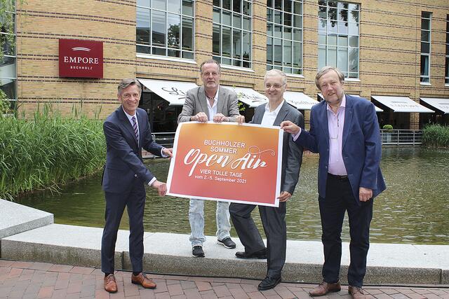 Vor dem Open-Air an der Empore: (v. li.) Jan-Hendrik Röhse, Frank Kettwig, Onne Hennecke und Christoph Selke
