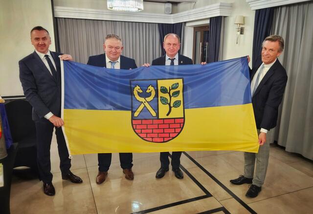 Jan-Hendrik Röhse (re.) mit Amtskollegen aus Polen und der Ukraine bei der Unterzeichnung der Städtepartnerschaft mit der ukrainischen Stadt Brody im Dezember 2023 | Foto: Stadt Buchholz