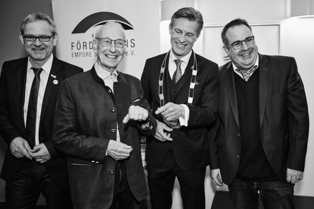 Gute Laune: (v. li.) Frank Piwecki (stv. Bürgermeister), Ehrenbürger Arno Reglitzky, Jan-Hendrik Röhse und Jan Bauer (stv. Bürgermeister) | Foto: Helms