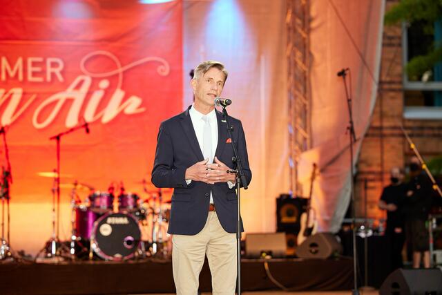 Jan-Hendrik Röhse bei einer Ansprache während des Sommer-Open-Airs bei der Empore | Foto: Helms