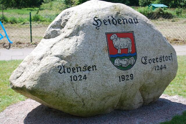 Dieser Findling, der "kleine Bruder" des "Heidenauer Riesen", erinnert an die Gründung der beiden Ortsteile und den Zusammenschluss zum Ort Heidenau | Foto: bim