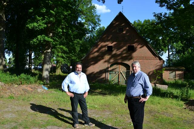 Hans-Jürgen "Hansa" Wichern (li.) und Reinhard Riepshoff im Juni 2015 vor dem Busch-Haus (heute Moorweghof und Bäckerei Grimm), dessen Legesteine für das Denkmal verwendet werden sollen | Foto: bim