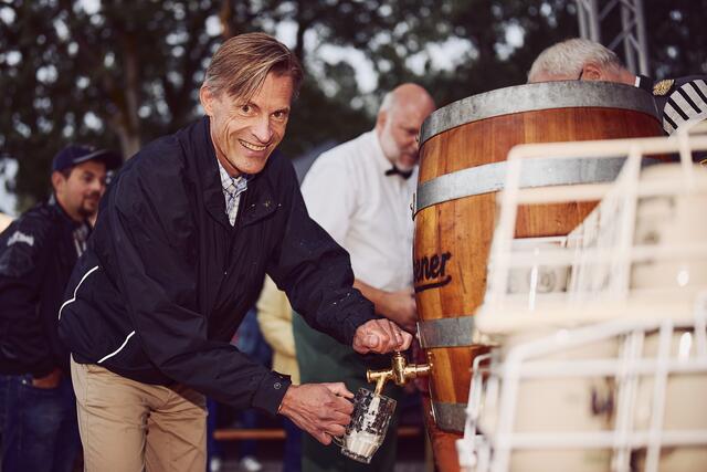 Jährliche Aufgabe von Jan-Hendrik Röhse: der Bierfassanstich beim Stadtfest im September | Foto: Helms