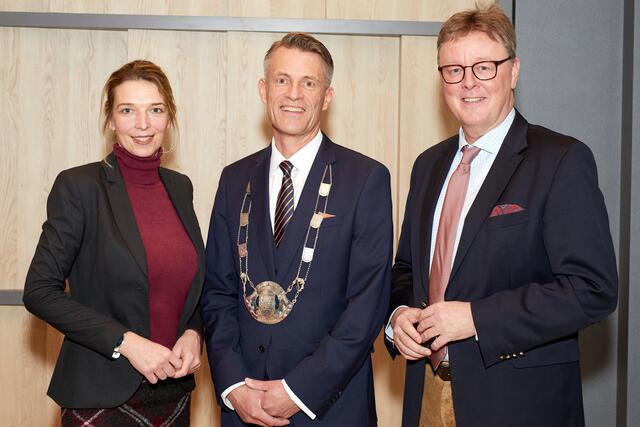 Jan-Hendrik Röhse (Mi.) mit den Bundestagsabgeordneten Svenja Stadler (SPD) und Michael Grosse-Brömer (CDU)