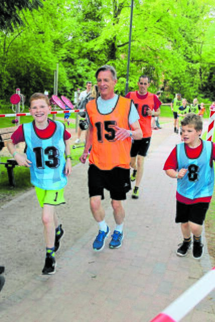 Bürgermeister Jan-Hendrik Röhse (Nr. 15) mit anderen Teilnehmern beim Run 4 Help des Lions Clubs