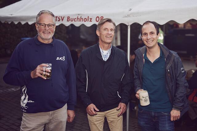 Beim Stadtfest: Jan-Hendrik Röhse (Mi.) mit den CDU-Ratsherren Marc Wölpern (li.) und Stefan Menk | Foto: Helms