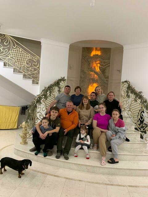 Grischa mit seiner Familie in seinem Haus bei Kyjiw | Foto: G.K.