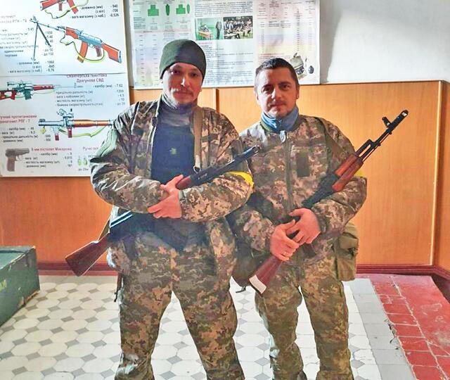 Grischas Sohn Sascha (li.) zusammen mit seinem Cousin Vladimir. Dieser wird seit den Kämpfen bei Lisitschansk im Sommer 2022 vermisst | Foto: G.K.