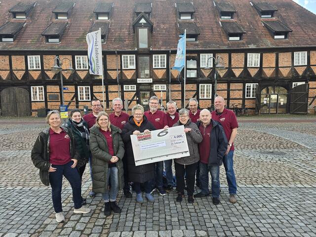 "Die6" und ein Teil ihrer Unterstützerinnen bei der Scheckübergabe an Vertreter des Vereins Hilfe für Tschernobyl-Kinder | Foto: thl