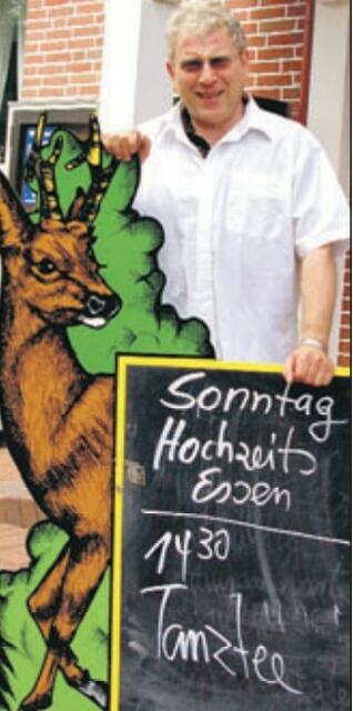 Gastwirt Lütje Wilkens (✝ 2018) gab im Sommer 2010 seinen Gastronomiebetrieb auf | Foto: sb/Archiv WOCHENBLATT