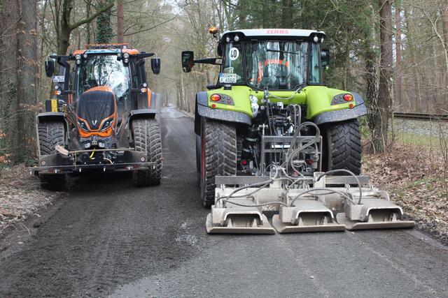 Der "Plattenverdichter" (re.) verdichtet den aufgelockerten Boden mittels "Rüttelplatte"  | Foto: pm
