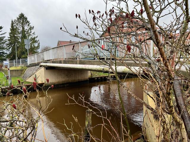 Die Auswirkungen der Brücke im Verlauf der Straße „Neuhof“ in Guderhandviertel auf das Fließverhalten der Lühe sollen untersucht werden. | Foto: Landkreis Stade / Daniel Beneke