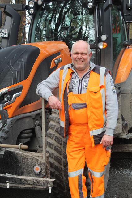 Thorsten Henck, Geräteführer beim städtischen Kommunalbetrieb vor dem "Zwischenachshobel" | Foto: pm