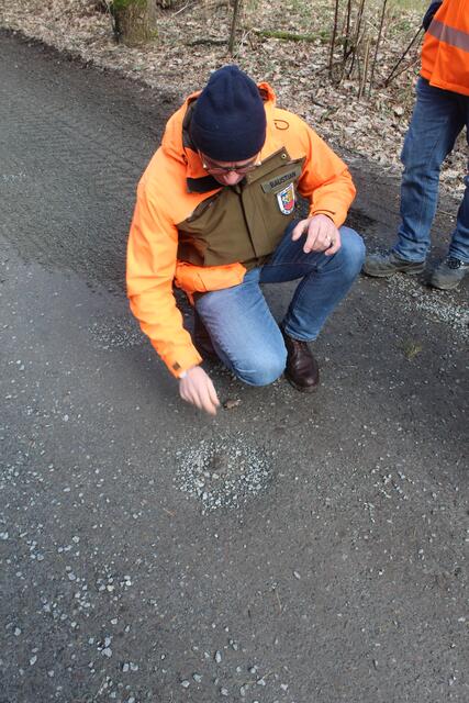 Sacha Baustian, Leiter des Buchholzer Kommunalbetrieb an einem entstandenen Schlagloch | Foto: pm