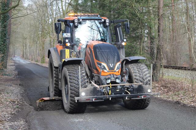 Der "Zwischenachshobel" dringt bei einmaliger Anwendung und je nach Beschaffenheit des Bodens etwa vier Zentimeter tief ein | Foto: pm