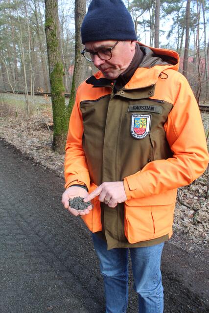 Sacha Baustian, Leiter des Buchholzer Kommunalbetriebs zeigt die Zusammensetzung des zertifizierten Bodenmaterials | Foto: pm