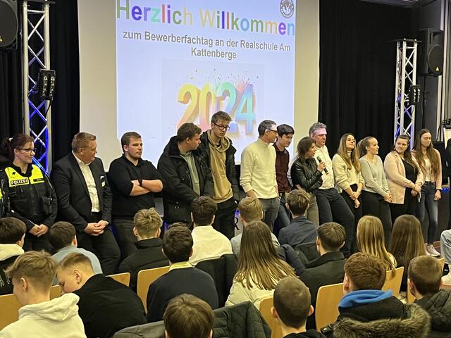 Beim Bewerberfachtag stellten sich die Vertreter verschiedener Firmen und Institutionen den Fragen der Schülerinnen und Schüler | Foto: Realschule Am Kattenberge