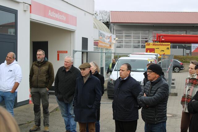 Unter den Zuhörern (v. re.): Salzhausens Bürgermeisterin Bianca Tacke, die Unternehmer Heinrich Düver und Daniel Franz sowie (2. v. li.) Gödenstorfs Bürgermeister Jörg Kraus | Foto: ce