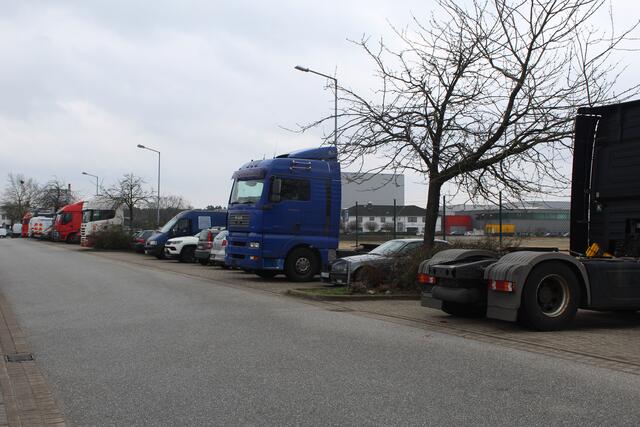Ca. 30 Fahrzeuge stehen seit Monaten abgemeldet auf den Parkplätzen am ehemaligen Schwarz-Cranz-Gelände | Foto: pm