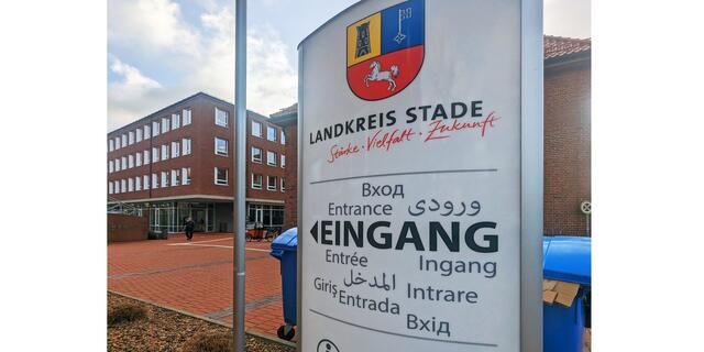 Der Wegweiser am Stader Kreishaus gibt sich polyglott: Das Wort "Eingang" steht darauf in elf Sprachen  | Foto: jd