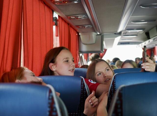Mia Strotmann (li.) im Bus auf der Fahrt ins Vorbereitungswochenende für die Aktion „Unterwegs“, mit Freundin Enid | Foto: Felix Pilz
