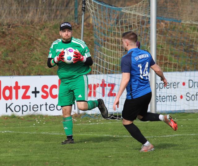 Diesmal ist der Bendestorfer Keeper Kai-Steffen Freimann vor dem Winsener Denis Pekin am Ball 