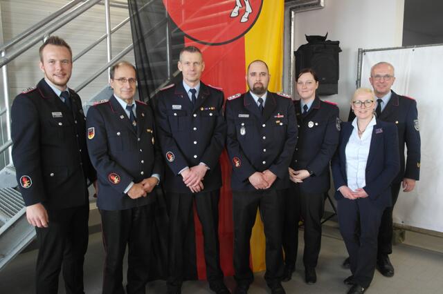 Gratulation zur Ehrung (v. li.): Kreisjugendfeuerwehrwart Eike Rohte, Jürgen Lammert, Markus Rosenbrock, Rene Matschiavelli, stv. Kreisjugendfeuerwehrwartin Sabrina Horstmann, stv. Landrätin Nadja Weippert und Kreisbrandmeister Volker Bellmann | Foto: KJF LK Harburg (Oliver Bachmann)
