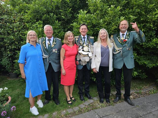 Der König und seine Adjutanten (v.li.): Uta und Klaus Grebe, Königin Dorothea und König Thomas „der Wanderer“ Springer sowie Angelika und Gisbert Adorf | Foto: SV Vahrendorf
