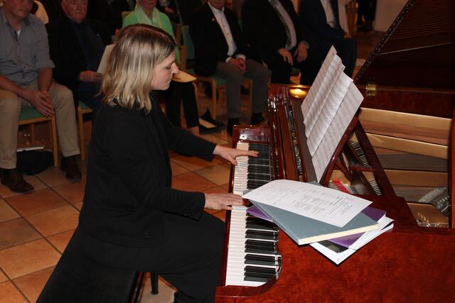 Saskia Reher von der Musikschule der Samtgemeinde Hanstedt begleitete die Feierstunde klangvoll | Foto: ce