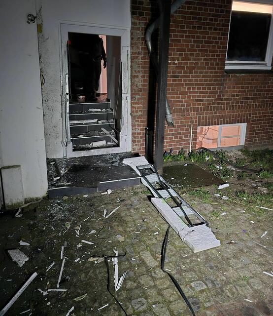 Eine Eingangstür wurde bei der Polizei-Razzia aufgesprengt  | Foto: Polizei