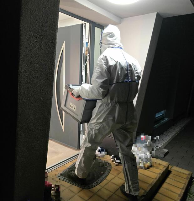 Ein Mitarbeiter des Erkennungsdienstes betritt ein Gebäude zwecks Spurensicherung | Foto: Polizei