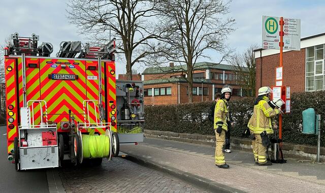 Auch der brennende Papierkorb war schnell abgelöscht | Foto: Feuerwehr Stade