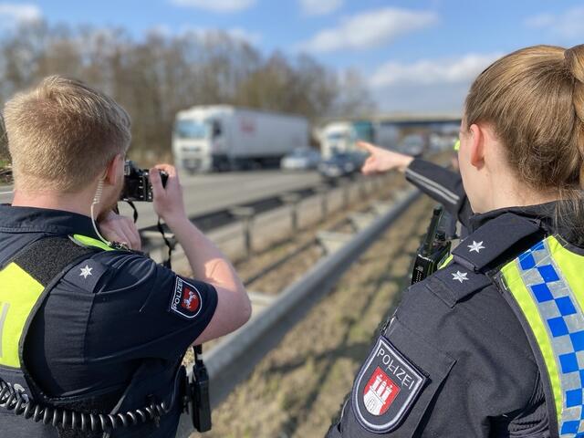 Beamte dokumentieren Gaffer auf der Gegenfahrspur | Foto: Polizei