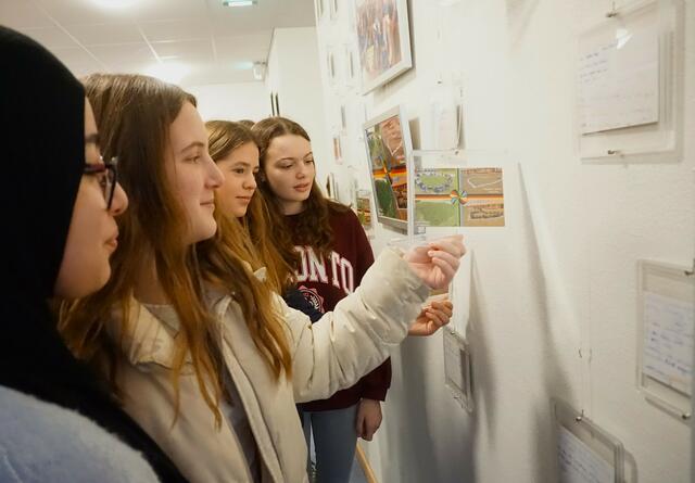 Die Fotos und Texte von Anne-Kathrin Dierschkes Reise zeigten Schüler nach der Rückkehr der Lehrerin in einer Ausstellung | Foto: Silke Rauscher