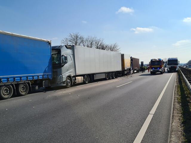 Vier Lkw waren an dem Unfall beteiligt | Foto: Matthias Köhlbrandt